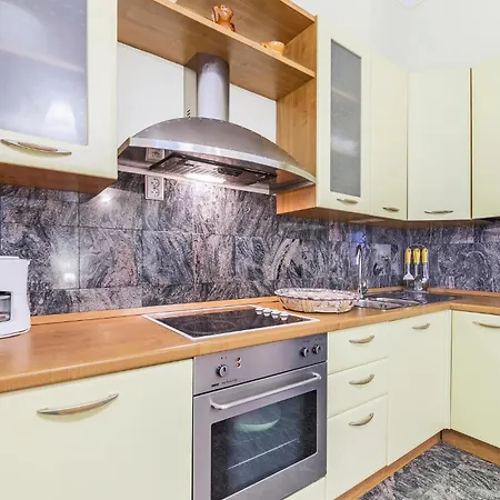 Apartamento Lovely In With Kitchen Pula